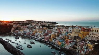 Akdeniz 'de gün batımından sonra Capri Adası.