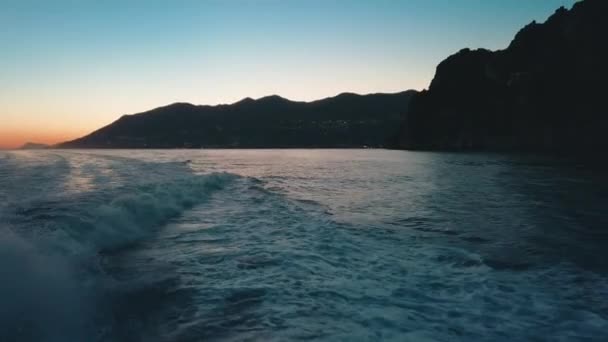 乘坐日落船在坎帕尼亚阿马尔菲海岸附近旅行 — 图库视频影像