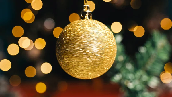 Natal Girando Bola Cor Dourada Contra Árvore — Fotografia de Stock