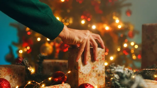 Mão Homem Está Preparando Mesa Natal Com Presente — Fotografia de Stock