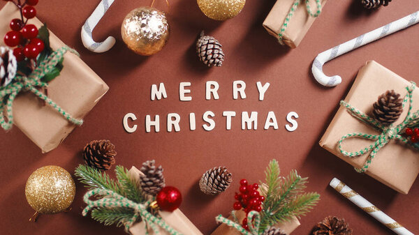 Рождественские подарки коробка помещена на стол на праздник, над головой вертикальные съемки.