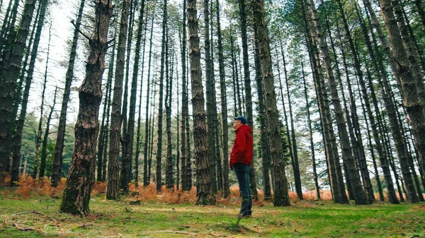 Vecchio Con Giacca Rossa Sta Camminando Nella Foresta Nella Stagione — Foto Stock