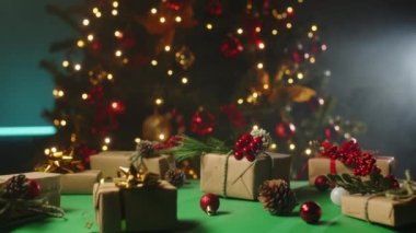 Noel hazırlıkları, hediye hazırlıkları ve romantik çift birlikte..