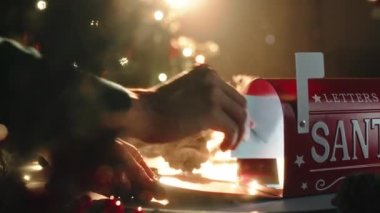 Noel hazırlıkları, hediye hazırlıkları ve romantik çift birlikte..