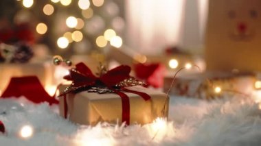 Noel hazırlıkları, hediye hazırlıkları ve romantik çift birlikte..
