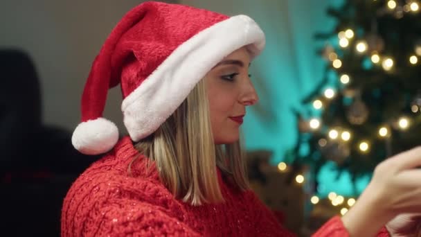 Julstämning Rummet Förberedelse Presenten Och Romantiska Par Tillsammans — Stockvideo