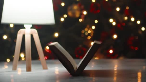 预订一张桌子 桌子上有明亮的圣诞树背景 — 图库视频影像