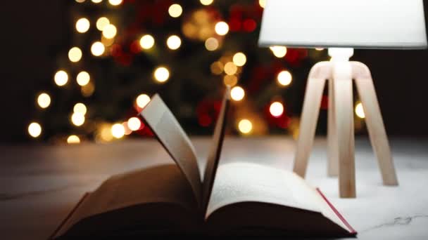 Livro Você Navega Uma Mesa Com Fundo Iluminado Árvore Natal — Vídeo de Stock