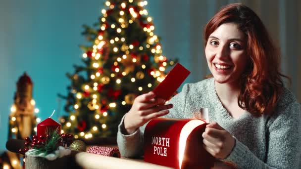 Chica Está Enviando Carta Navidad Santa Buzón — Vídeo de stock