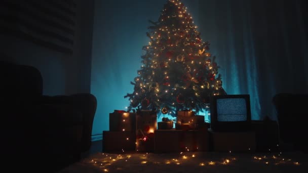 Χριστουγεννιάτικο Δέντρο Και Τηλεόραση Στατικό Θόρυβο Στο Δωμάτιο — Αρχείο Βίντεο