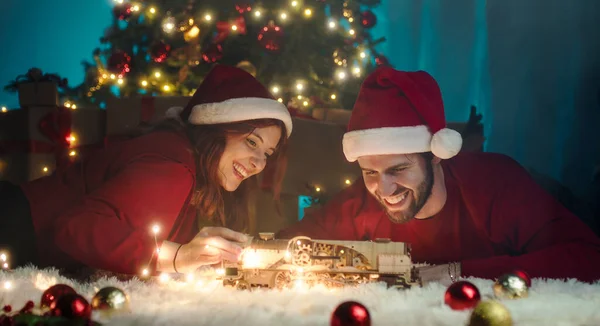 Natal Diatur Dalam Ruangan Persiapan Hadiah Dan Pasangan Romantis Bersama — Stok Foto