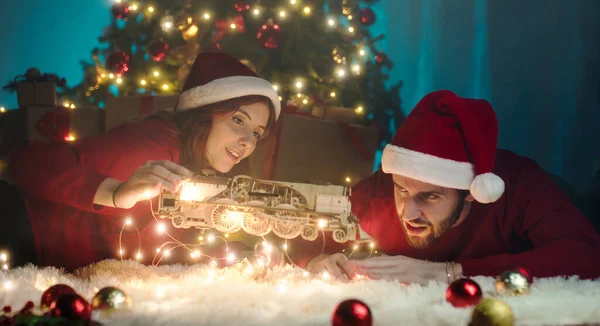 Julen Kommer Inn Rommet Forbereder Gaven Det Romantiske Paret Sammen – stockfoto