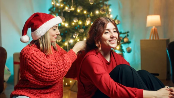 Natal Diatur Dalam Ruangan Persiapan Hadiah Dan Pasangan Romantis Bersama — Stok Foto