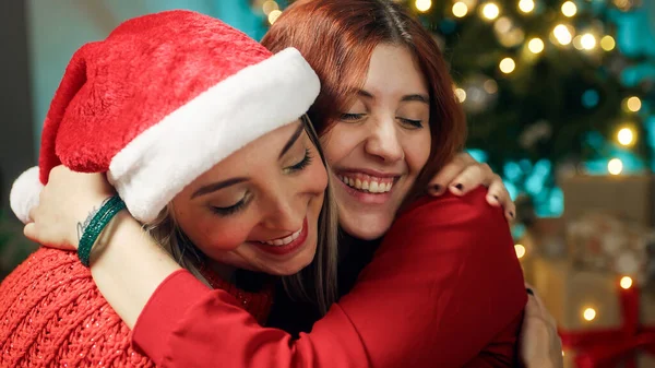 Julen Kommer Inn Rommet Forbereder Gaven Det Romantiske Paret Sammen – stockfoto