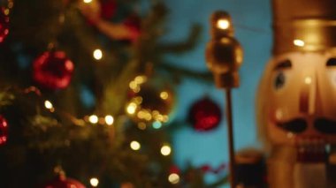Geceleyin altın ve kırmızı topları olan Noel ağacı ve fındıkkıran.