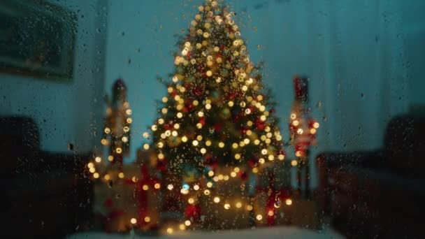 Árbol Navidad Sobre Una Ventana Húmeda Lluvia Casa — Vídeos de Stock