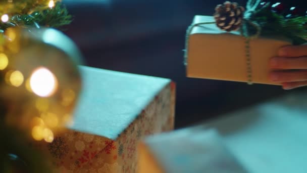 Ręka Świętego Mikołaja Umieszcza Pudełko Pod Choinką — Wideo stockowe