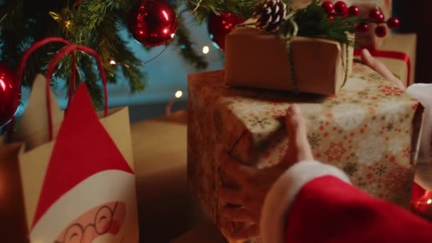 Санта Клаус Кладе Ящик Подарунками Під Дерево — стокове відео