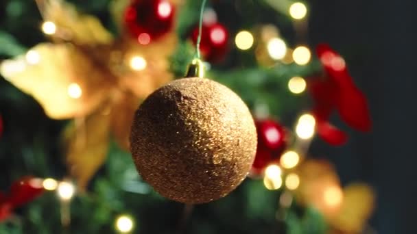 Κρεμώντας Χρυσή Μπάλα Των Χριστουγέννων Στο Δέντρο — Αρχείο Βίντεο