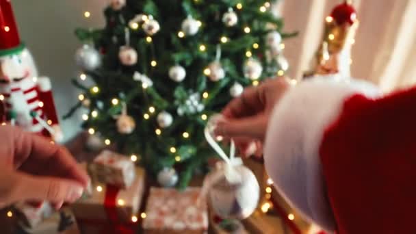 Από Την Άποψη Του Βασίλη Κρέμεται Μπάλα Των Χριστουγέννων Στο — Αρχείο Βίντεο