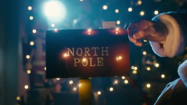 Weihnachtsmann Öffnet Weihnachtsbriefkasten Gegen Den Baum — Stockvideo