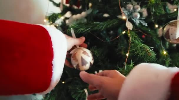 Άγιος Βασίλης Διακοσμεί Χριστουγεννιάτικο Δέντρο Τις Μπάλες — Αρχείο Βίντεο
