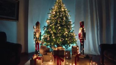 Noel ağacı fındıkkıran ve hediyelerle.