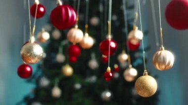 Noel topları rüzgarla birlikte arka planda sallanıyor.