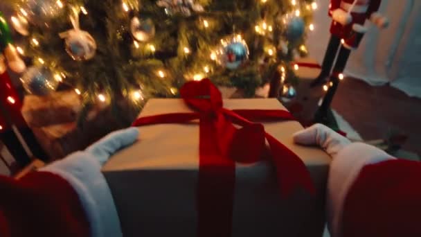 Santa Claus Doručit Vánoční Box Dárky Pod Stromeček — Stock video