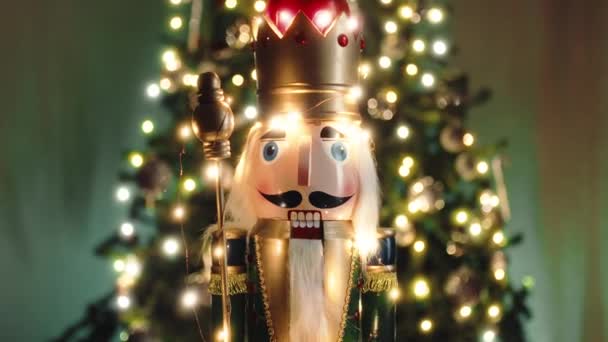 Marioneta Cascanueces Navidad Contra Árbol Navidad — Vídeo de stock