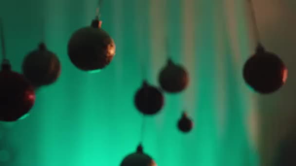 Weihnachtskugeln Schwingen Hintergrund Mit Dem Wind — Stockvideo