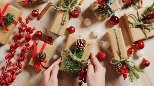 Latar Belakang Natal Dengan Menampilkan Paket Flat Layer Shoot — Stok Foto