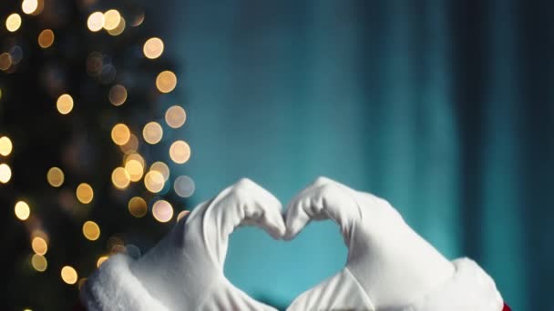 Santa Making Heart Symbol Contra Fundo Azul Árvore — Vídeo de Stock