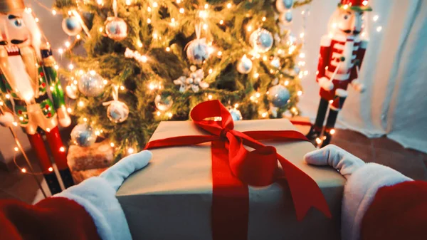 Julenissen Leverer Julegaver Treet – stockfoto