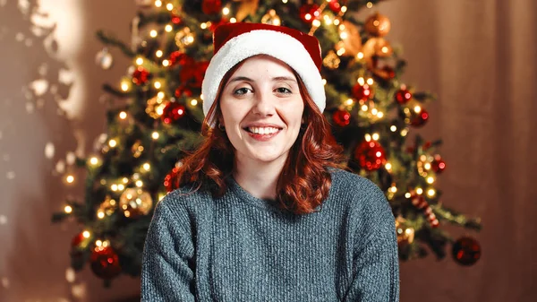 크리스마스 모자를 나무에 — 스톡 사진