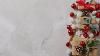 Sunumlu Noel arkaplanı paketler düz katman çekimi.