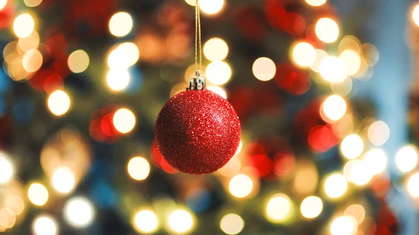 Juleball Mot Det Utydelige Treet – stockfoto