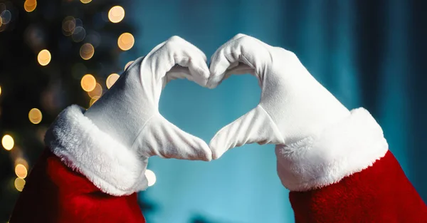 Julenissen Gjør Hjertet Til Symbol Mot Treet Julen – stockfoto