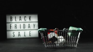 Hediyeler alışveriş arabasında düşüyor..