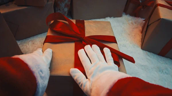 Santa Claus Entregar Una Caja Navidad Regalos Bajo Árbol —  Fotos de Stock