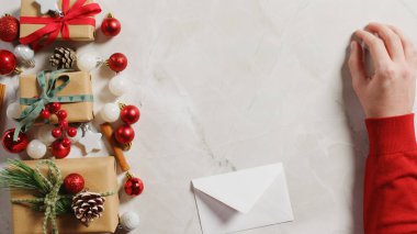 Sunumlu Noel arkaplanı paketler düz katman çekimi.