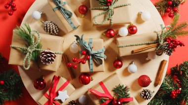 Sunumlu Noel arkaplanı paketler düz katman çekimi.