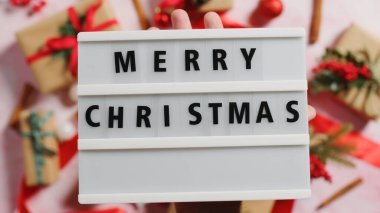 Sunumlu Noel arkaplanı paketler düz katman çekimi.