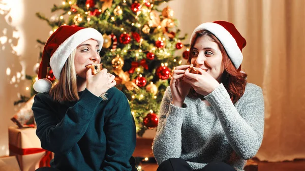 Dua Gadis Sedang Makan Panettone Italia Manis Natal Terhadap Pohon — Stok Foto