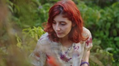 Kız doğada kirazlı domates topluyor..