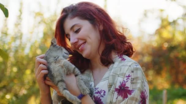 Chica Está Jugando Con Gato Doméstico Jardín Campo — Vídeos de Stock
