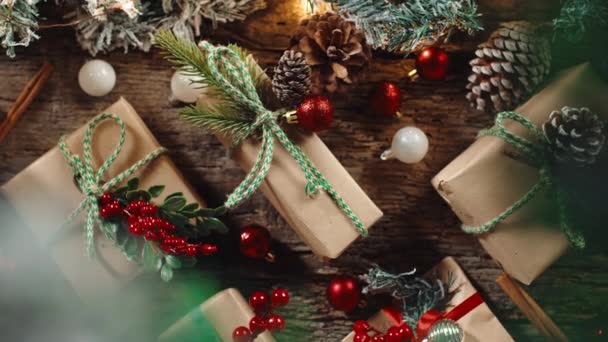 Kerstcadeautjes Houten Tafel Verticaal Schieten — Stockvideo