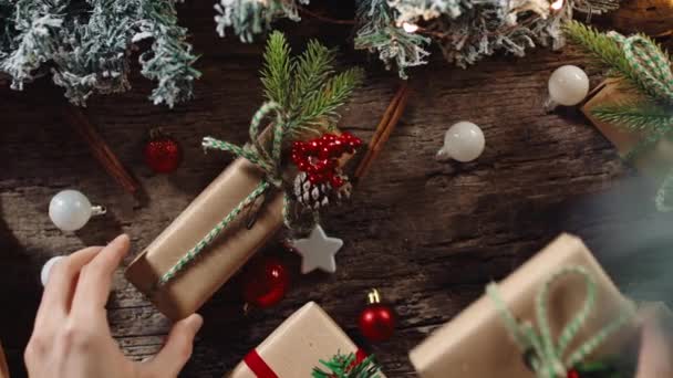 Рождественские Подарки Деревянном Столе Вертикальная Съемка — стоковое видео