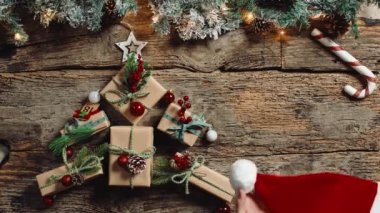 Noel arkaplanı hediyeler ve şapkayla