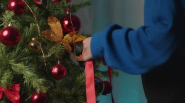 Kız evdeki Noel ağacını süslüyor..